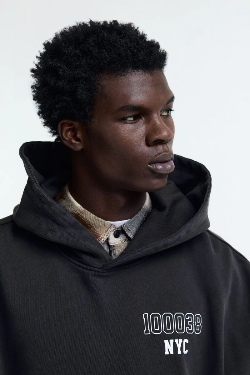 اتش اند ام هودي بقصّة فضفاضة مزين بطبعة